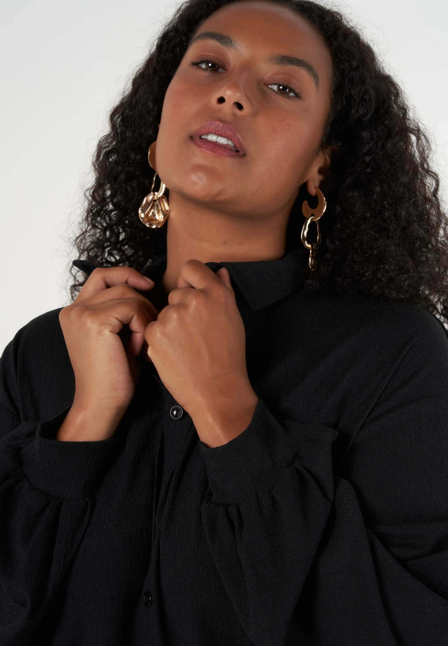 Ruimvallende- Overhemdblouse - Black 6 Ruimvallende- Overhemdblouse - Black - Afbeelding 4