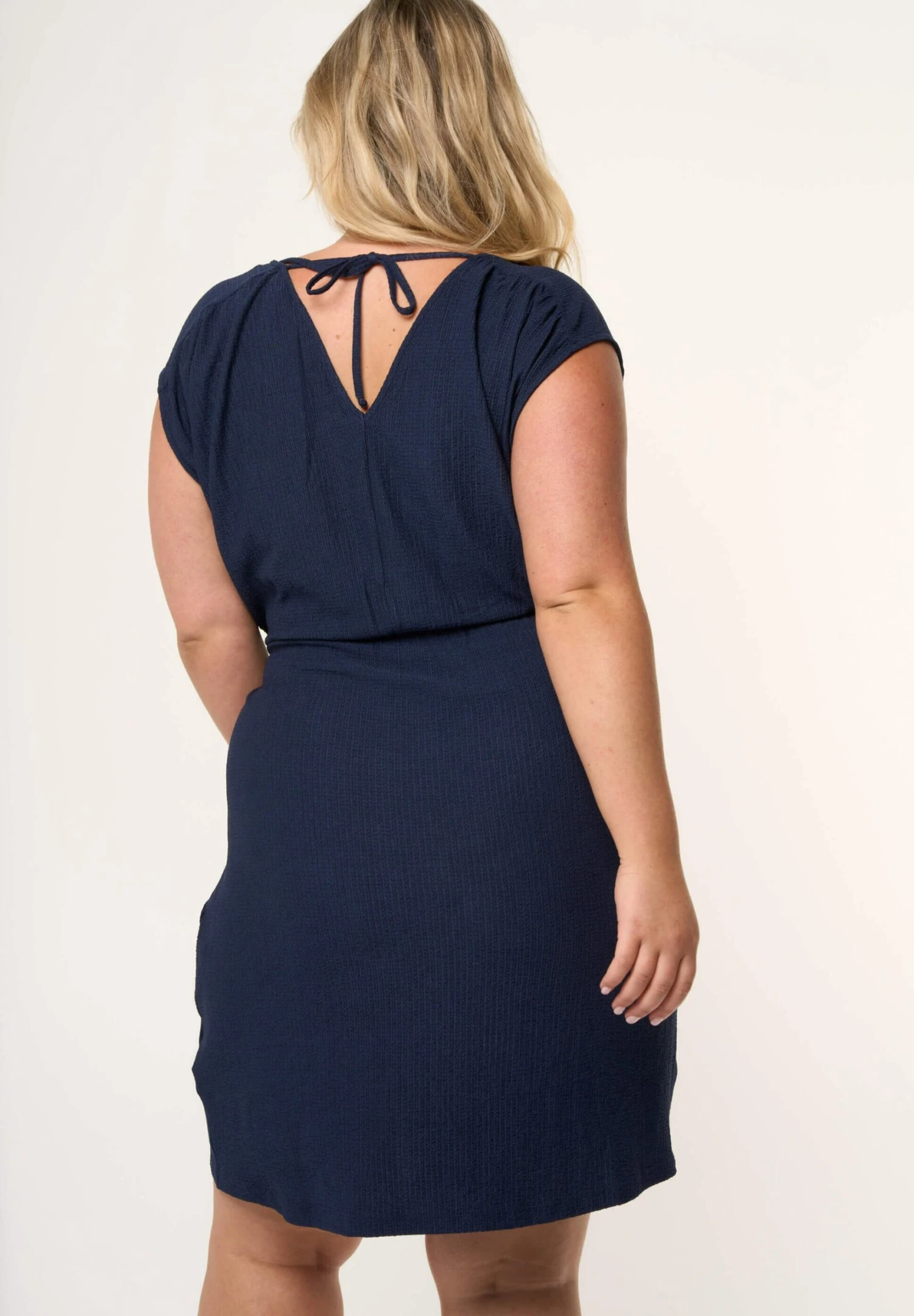 Met Houten Detail - Jurk - Navy Blue 5 Met Houten Detail - Jurk - Navy Blue - Afbeelding 3