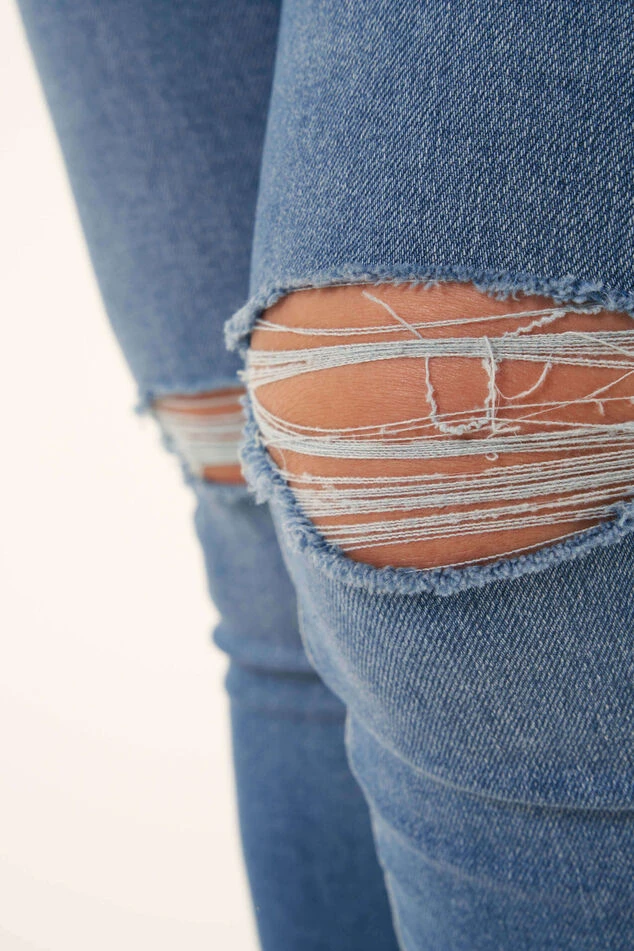 Jeans Met Destroyed Details 5 Jeans Met Destroyed Details - Afbeelding 3